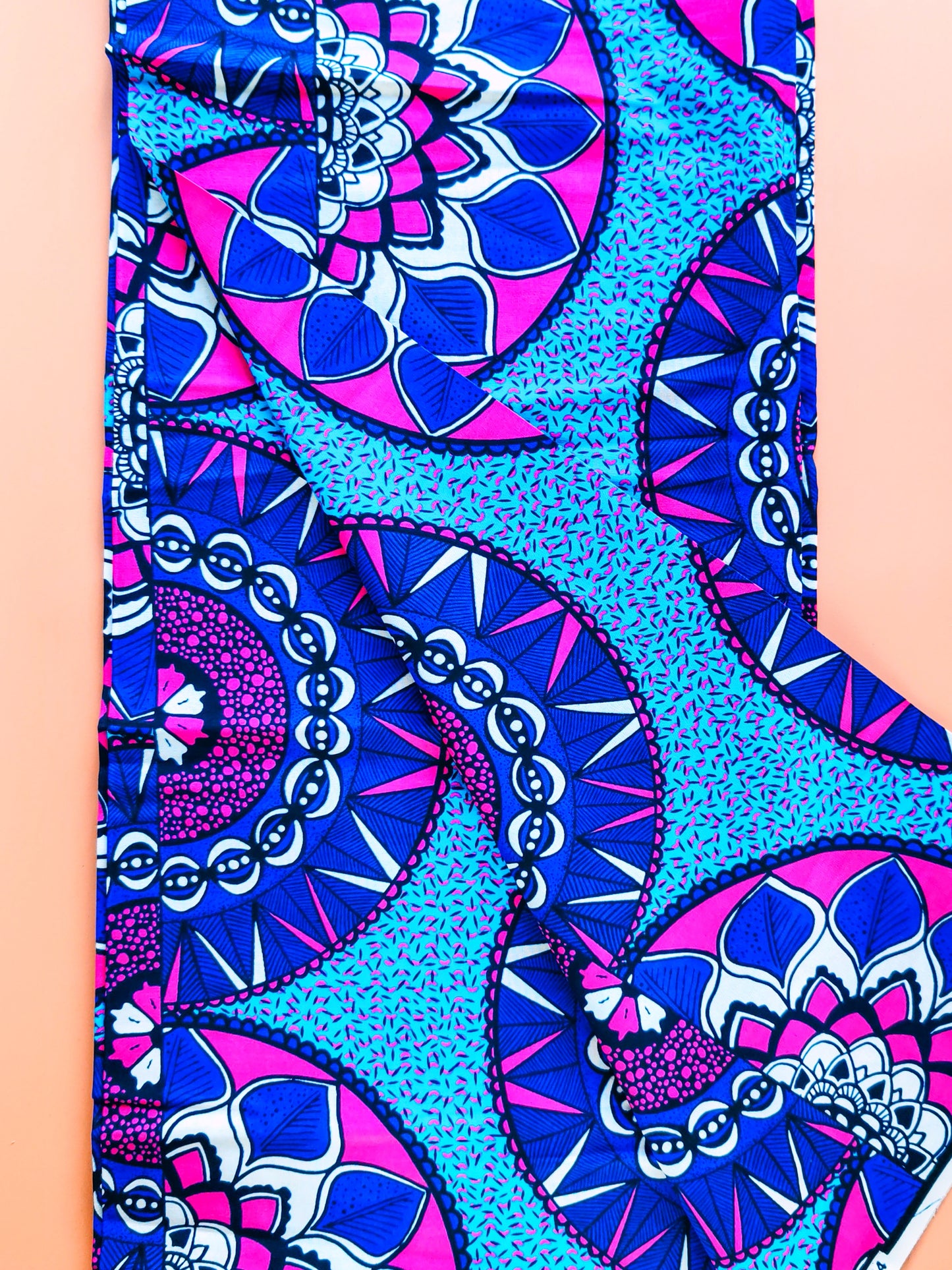 Tissu Wax “Aux Moines” – L’audace du rose, la force du bleu