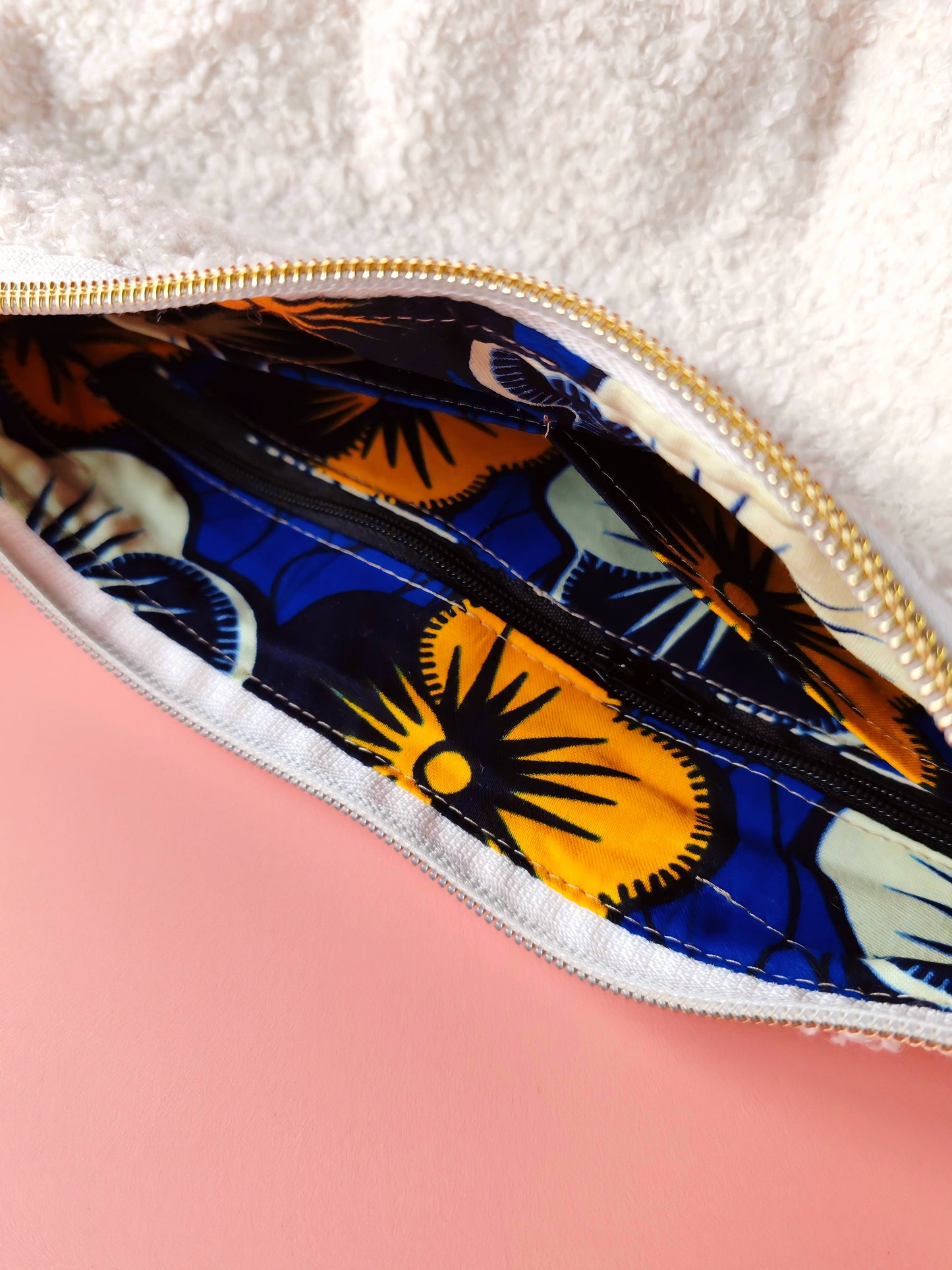 Sac Luna en tissu bouclette blanc & Wax – création artisanale unique – Yaala – fabriqué en Bretagne