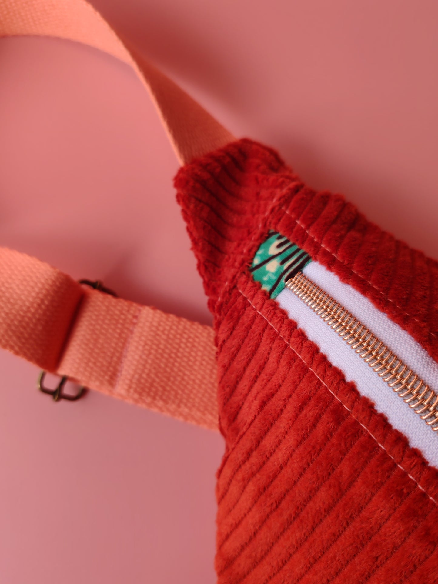 Sac banane en velours Terracotta & Wax – création artisanale – Yaala – fabriqué en Bretagne