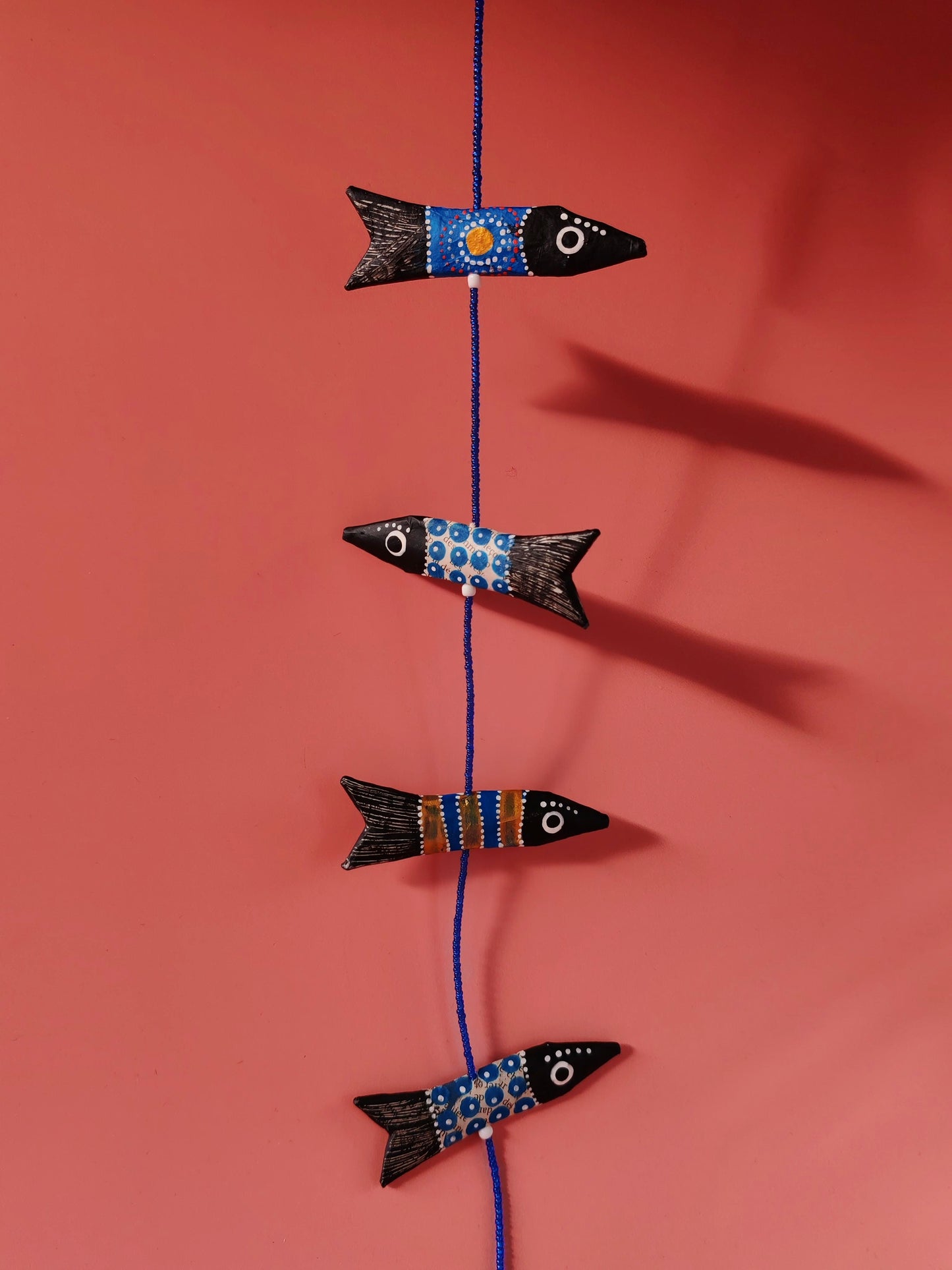 Fils de sardines Bleues – Papier mâché & perles