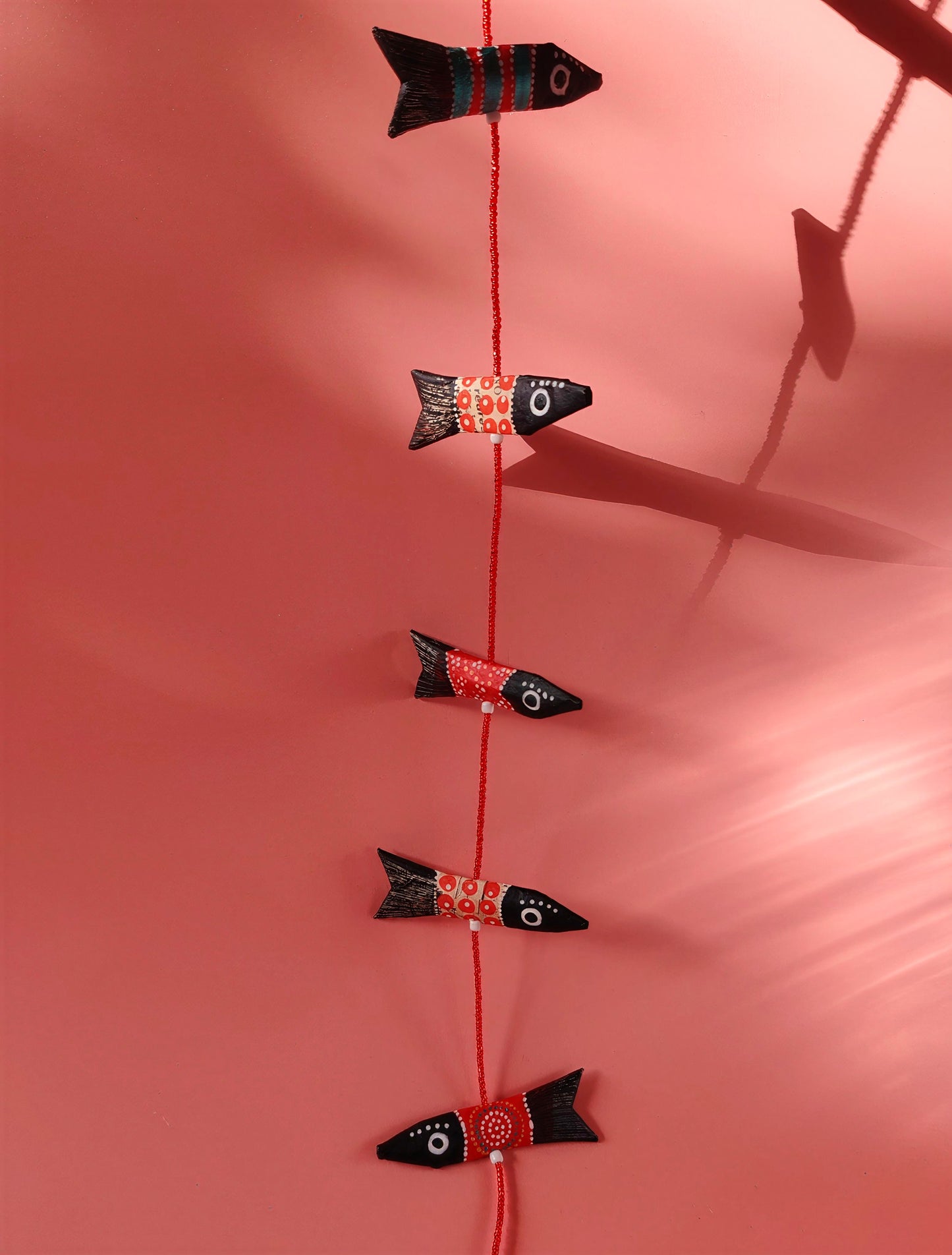 Fils de sardines Rouges – Papier mâché & perles