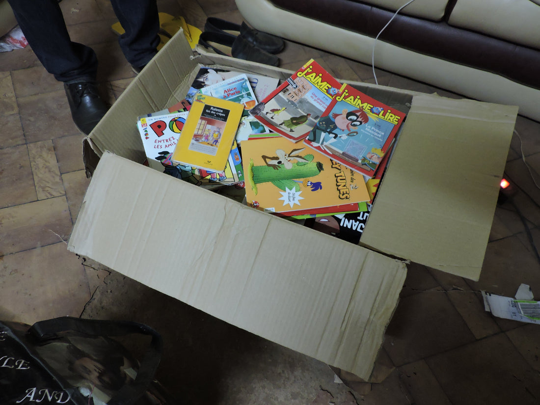 Livraison des livres pour la bibliothèque de quartier à Ouagadougou