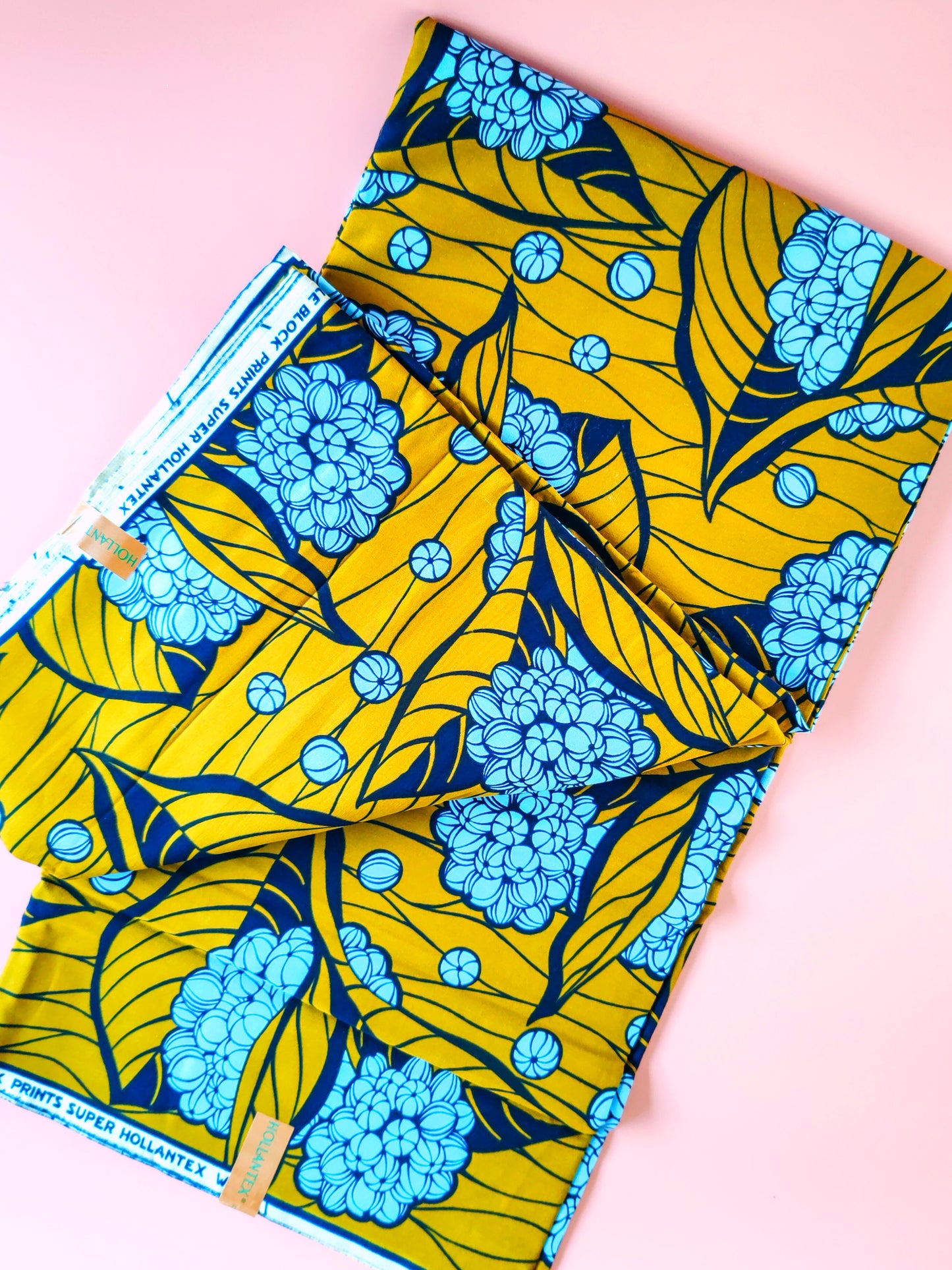 Tissu Wax “Molène” – L’élégance végétale aux nuances dorées