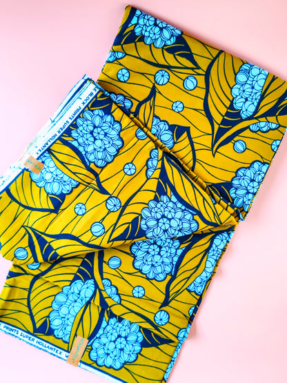 Tissu Wax “Molène” – L’élégance végétale aux nuances dorées