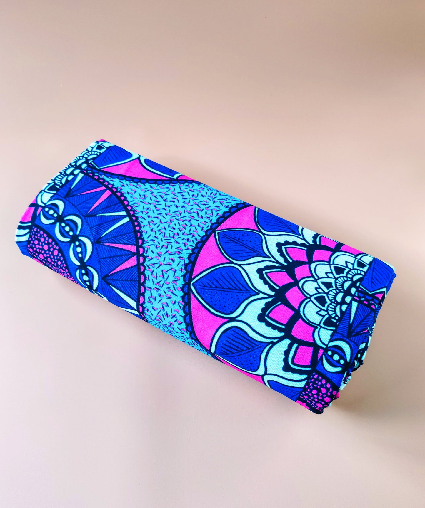 Tissu Wax “Aux Moines” – L’audace du rose, la force du bleu