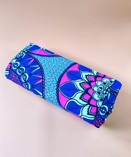 Tissu Wax “Aux Moines” – L’audace du rose, la force du bleu