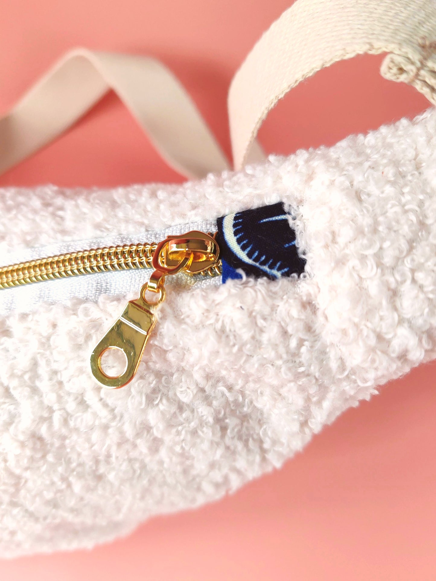 Sac Luna en tissu bouclette blanc & Wax – création artisanale unique – Yaala – fabriqué en Bretagne