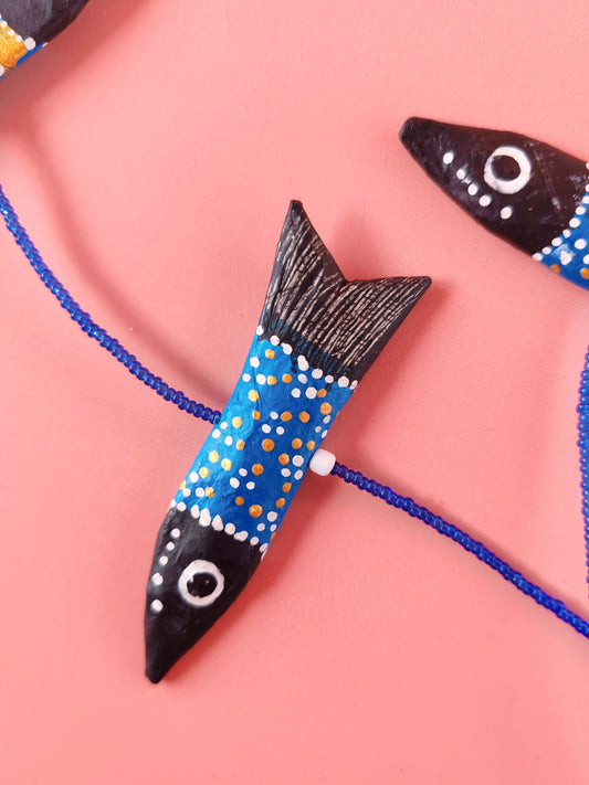Fils de sardines Bleues – Papier mâché & perles