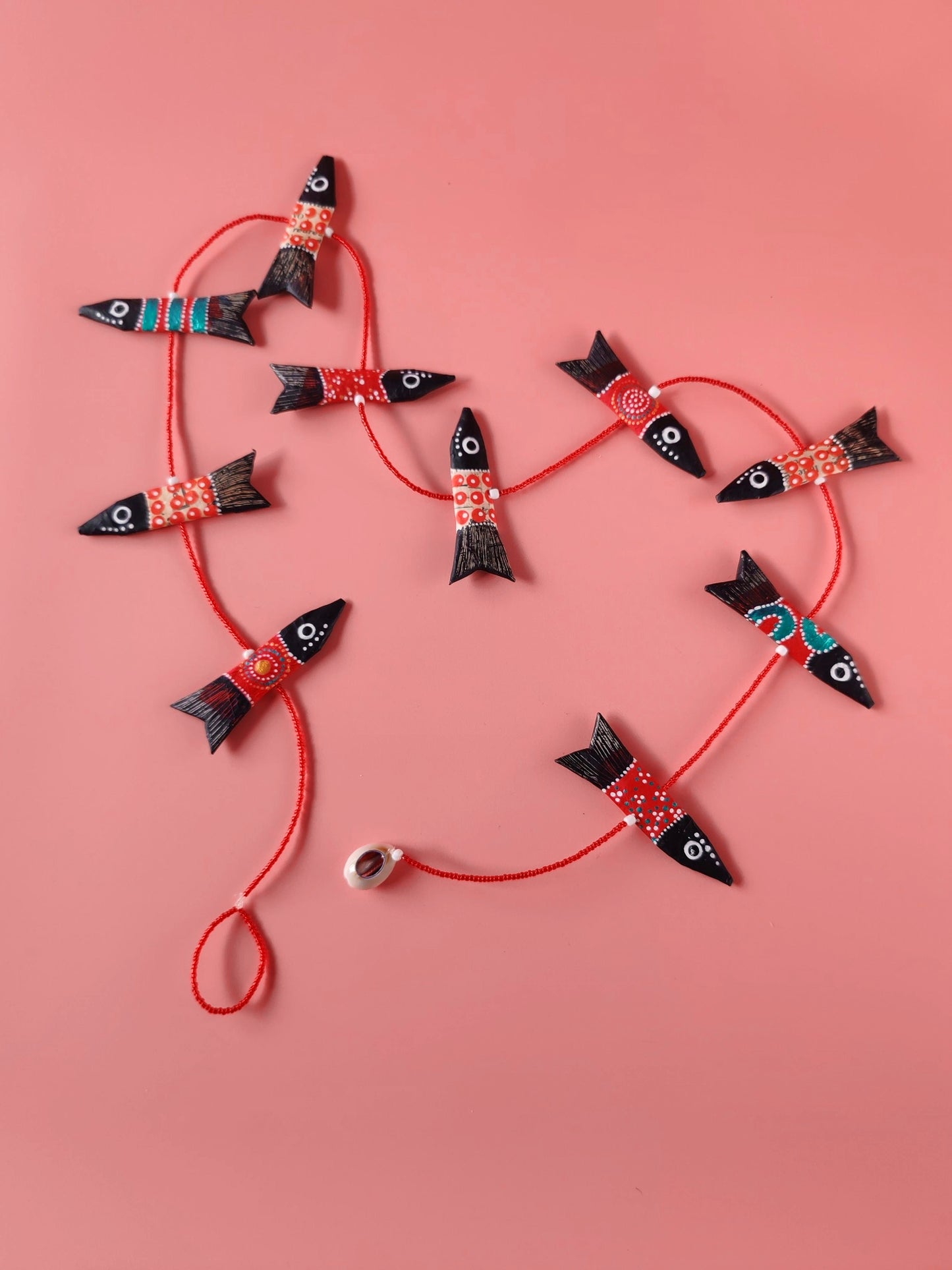 Fils de sardines Rouges – Papier mâché & perles